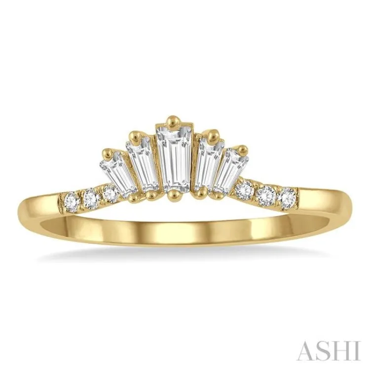 1/4 ctw Chevron Baguette Crown and Round Cut Diamond Fashion Ring in 14K Yellow Gold