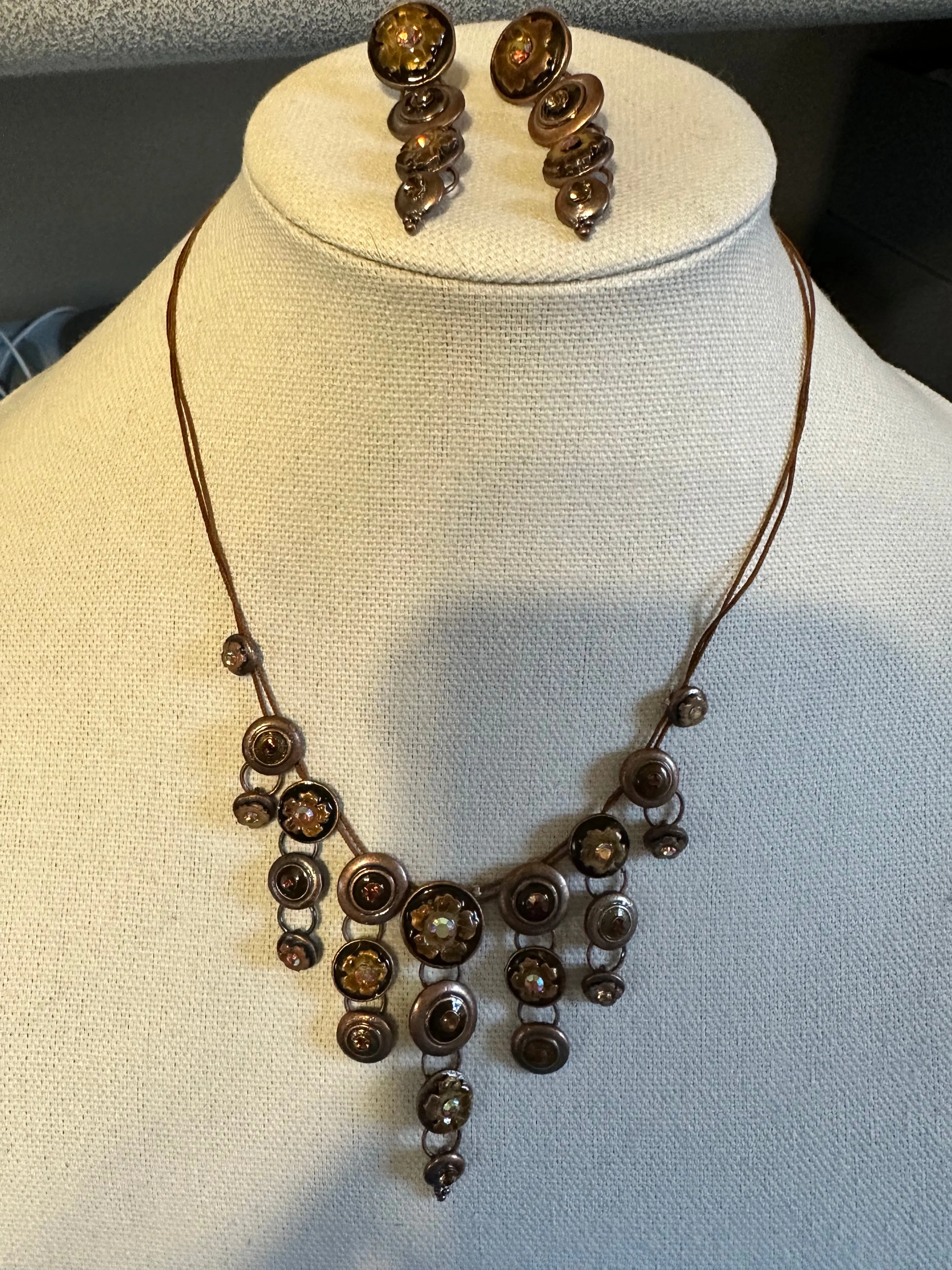 Circle flower bib style necklace in brown with earrings