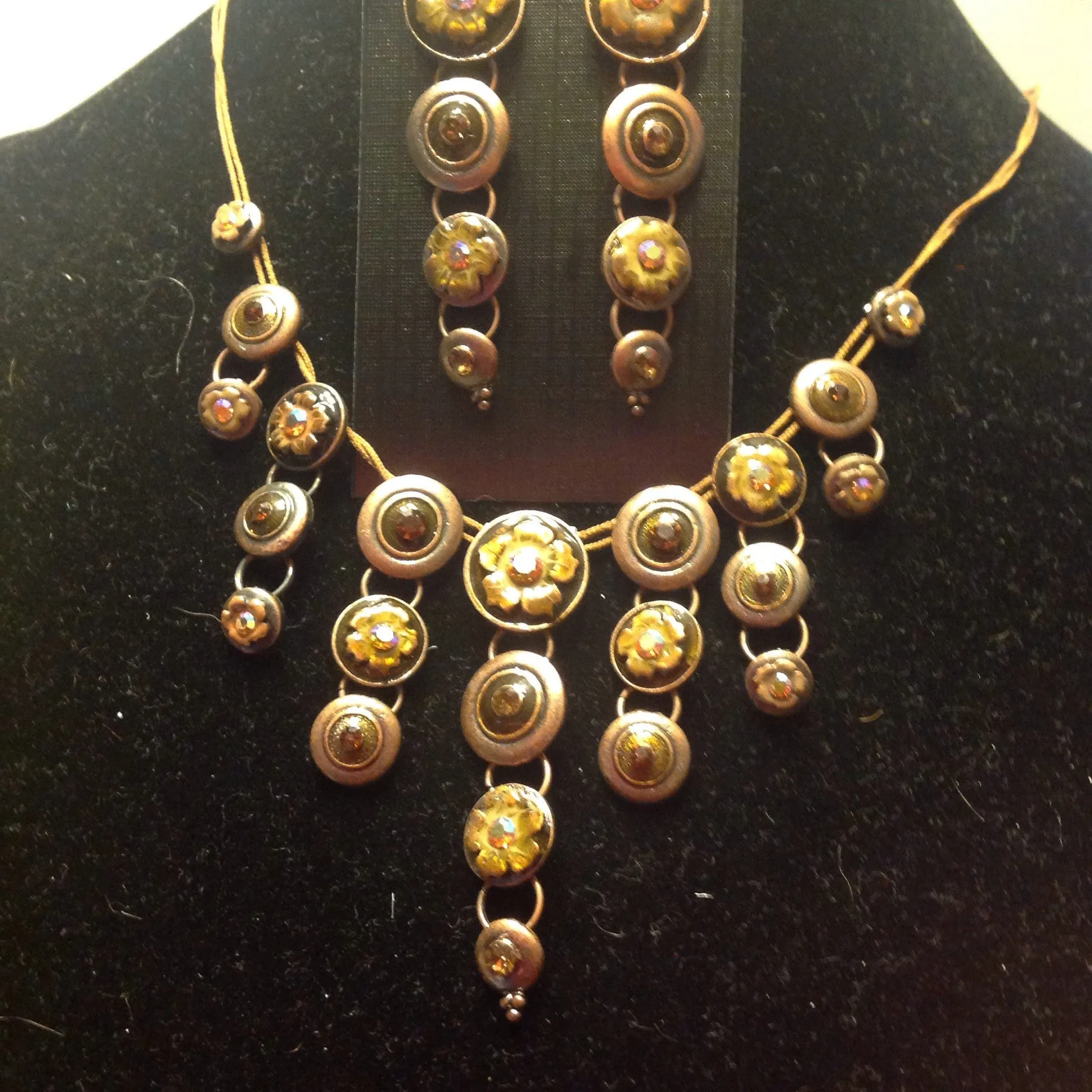 Circle flower bib style necklace in brown with earrings