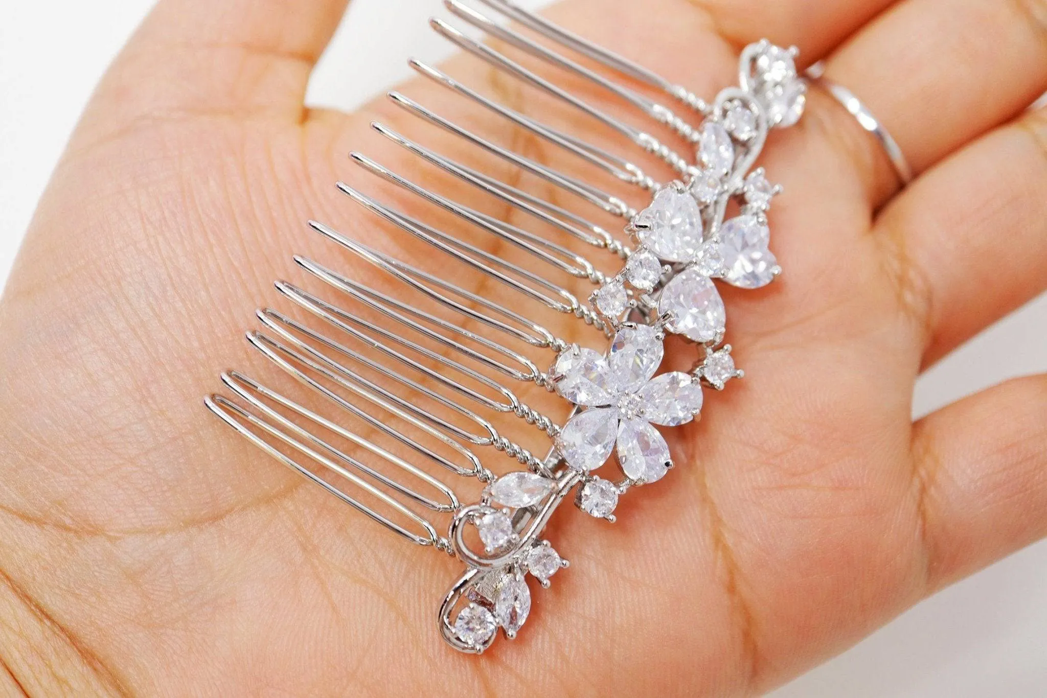 Cubic Zirconia Minimalist Diamond Floral leaves Bridal Hair Comb, Bridal Hair Accessories, Wedding Hair Accessory, Bridal Hair Comb.